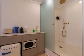 Comfort Studio, Non Smoking | Private kitchen | Espresso maker, mini-fridge, microwave, electric kettle - St. Michael Studios  (Lisboa)