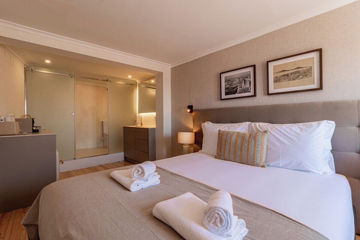 Comfort Studio, 1 Queen Bed, Non Smoking | WiFi (free), bed sheets