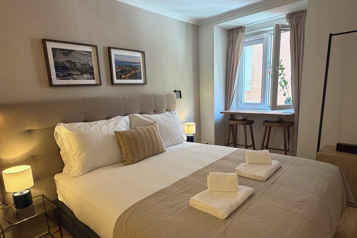 Comfort Studio, 1 Queen Bed, Non Smoking | WiFi (free), bed sheets