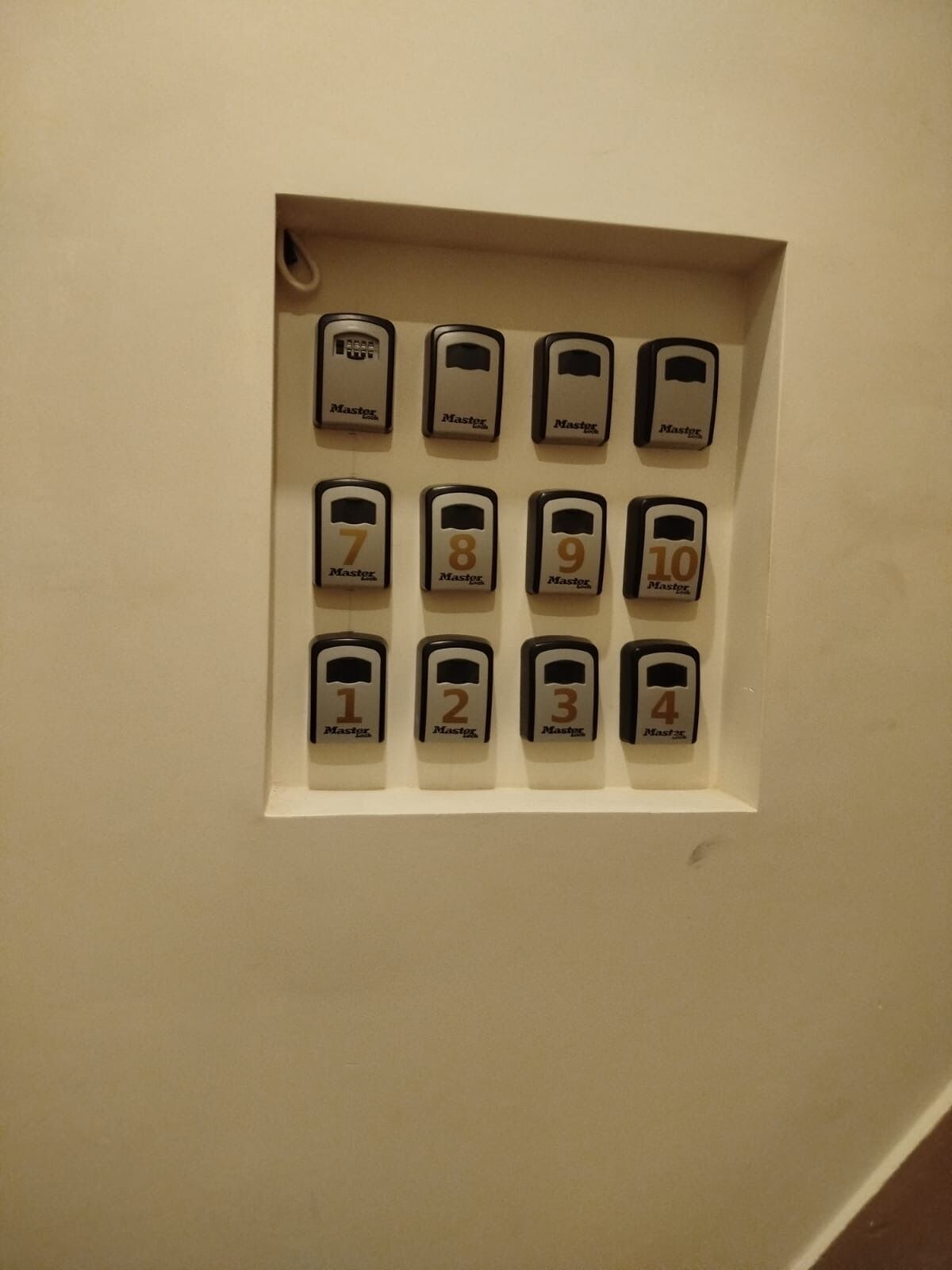 Ein an der Wand befestigtes Telefon mit Tastatur.