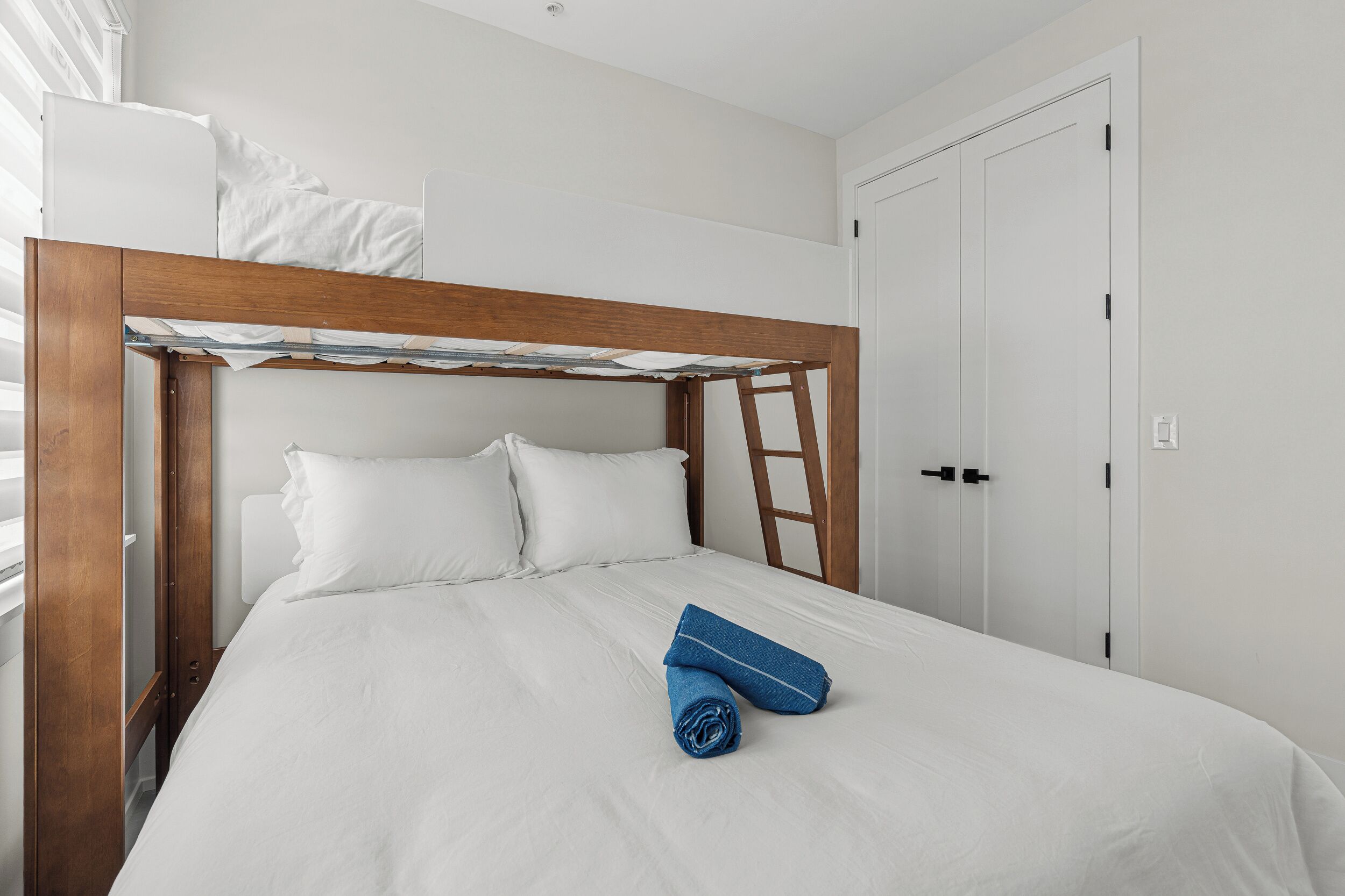 2 chambres, fer et planche à repasser, lit de bébé portatif
