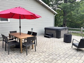 Outdoor dining - Old Beech Cottage in Hocking Hills-Hot Tub, Fire Pit, Grill & Fishing Nearby! (Logan)