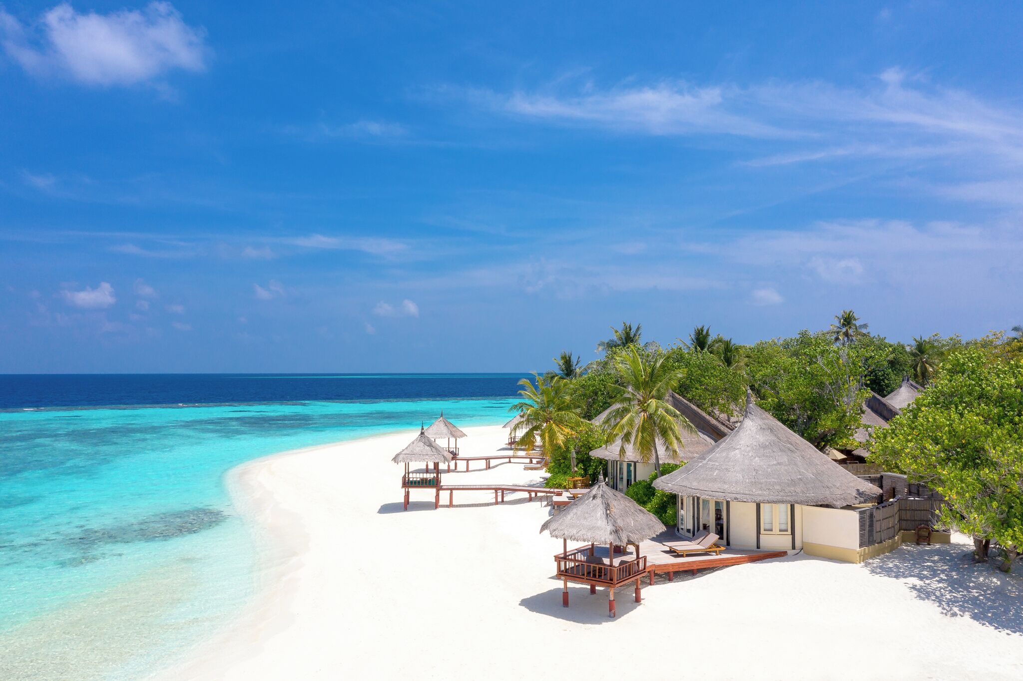Pantai pribadi, scuba diving, ski air, dan selancar angin