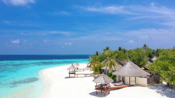Pantai pribadi, scuba diving, ski air, dan selancar angin