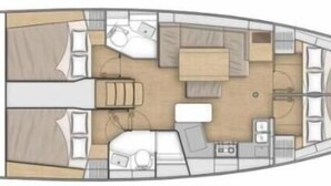 Interior d'un vaixell amb zona de menjador, cuina i espai d'estar.