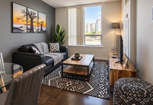 Stylish 1BR+Den Retreat in Markham