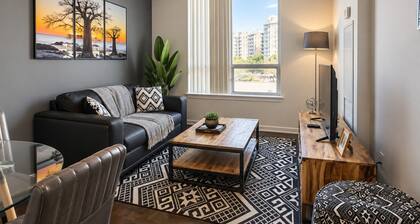 Stylish 1BR+Den Retreat in Markham