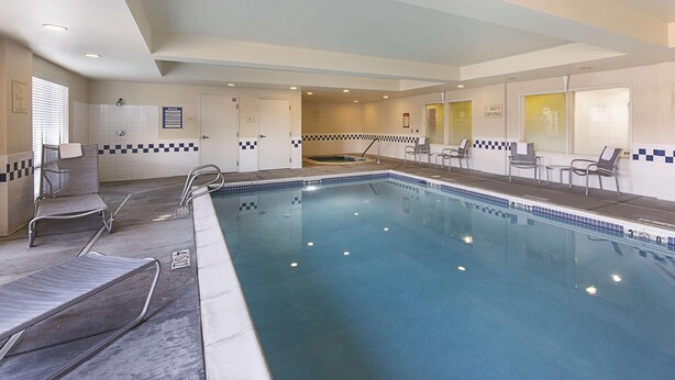 A swimming pool with lounge chairs and a hot tub area. - La Quinta Inn Suites Central Point Medford (Central Point)