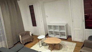 Un saló modern amb un sofà, una taula de centre i un moble aparador per a la televisió.