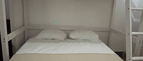 4 bedrooms, iron/ironing board, internet, bed sheets