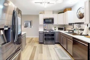 Private kitchen - Entire Duplex Oasis/ 4BR, 4BA, Garages, Sleeps 12 (Eureka)
