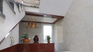 Uma cozinha moderna com bancada de mármore, forno embutido e janela sobre a pia.