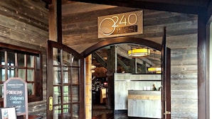 Un interior de madera con un cartel que dice '340 West' y un mostrador de recepción.