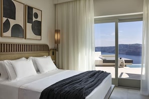 Un cuarto de hotel con una cama, un ventanal grande y vista al mar.