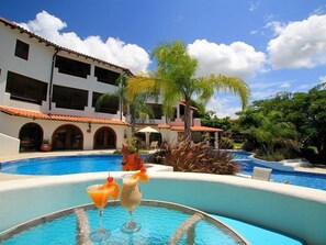 Una piscina al aire libre
