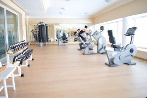 A gym with cardio machines, weight benches, and mirrors. - Hotel Tui Blue Oceana Suites (Hammamet)