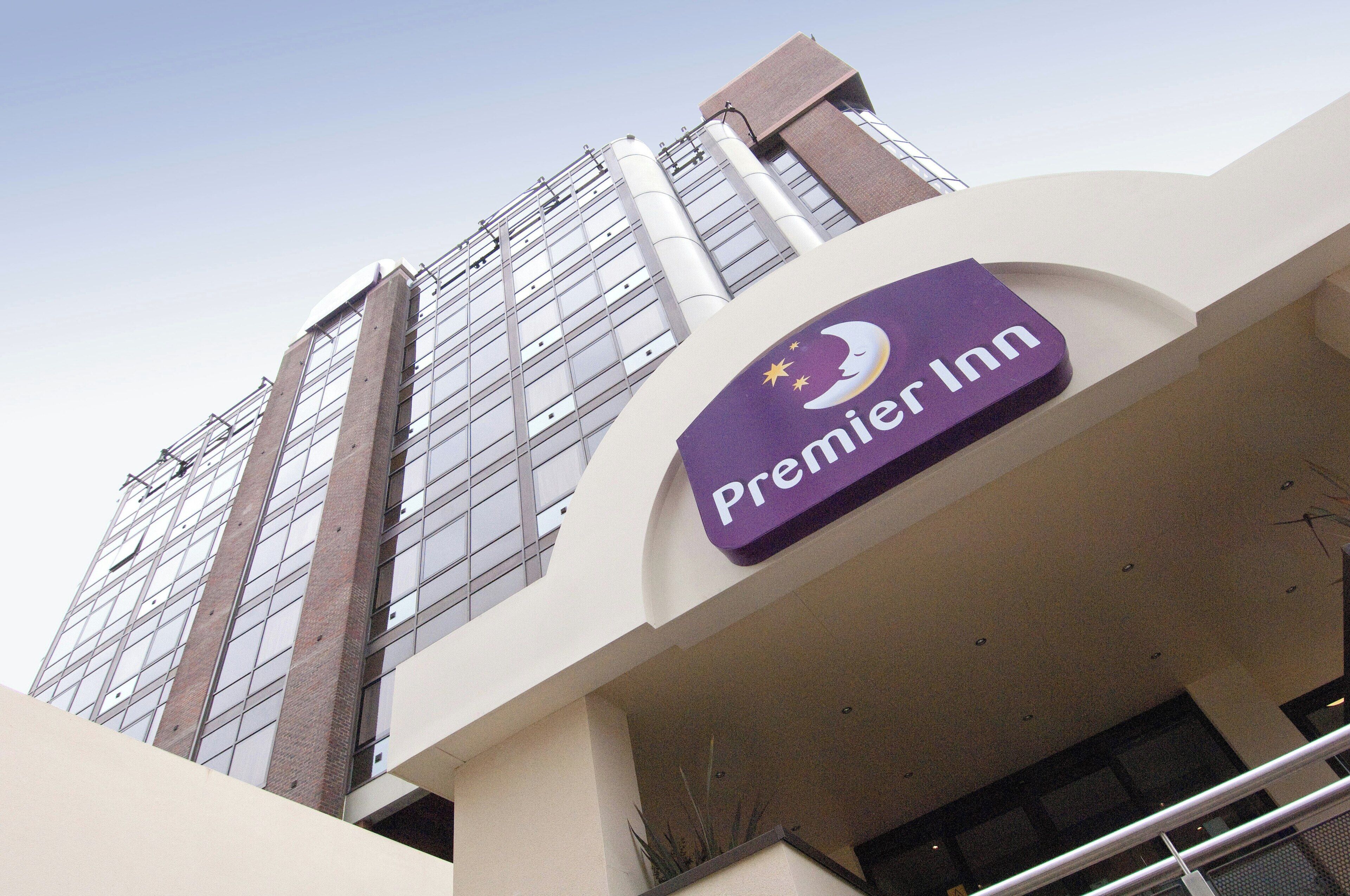 Ein Hotelschild mit einem Halbmond und Sternen, das ein Premier Inn kennzeichnet.
