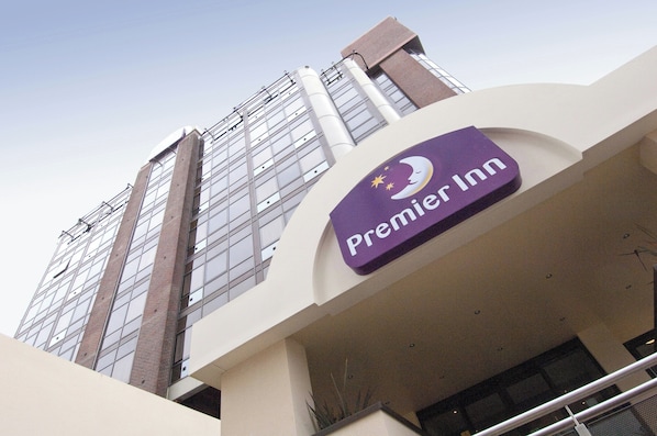 A hotel sign with a crescent moon and stars, indicating a Premier Inn. - Premier Inn Sunbury (Sunbury on Thames)