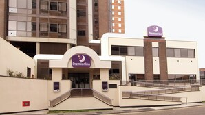 A Premier Inn hotel with a modern facade, a prominent entrance, and a staircase leading to the main building. - Premier Inn Sunbury (Sunbury on Thames)