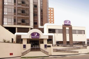 A Premier Inn hotel with a modern facade, a prominent entrance, and a staircase leading to the main building. - Premier Inn Sunbury (Sunbury on Thames)
