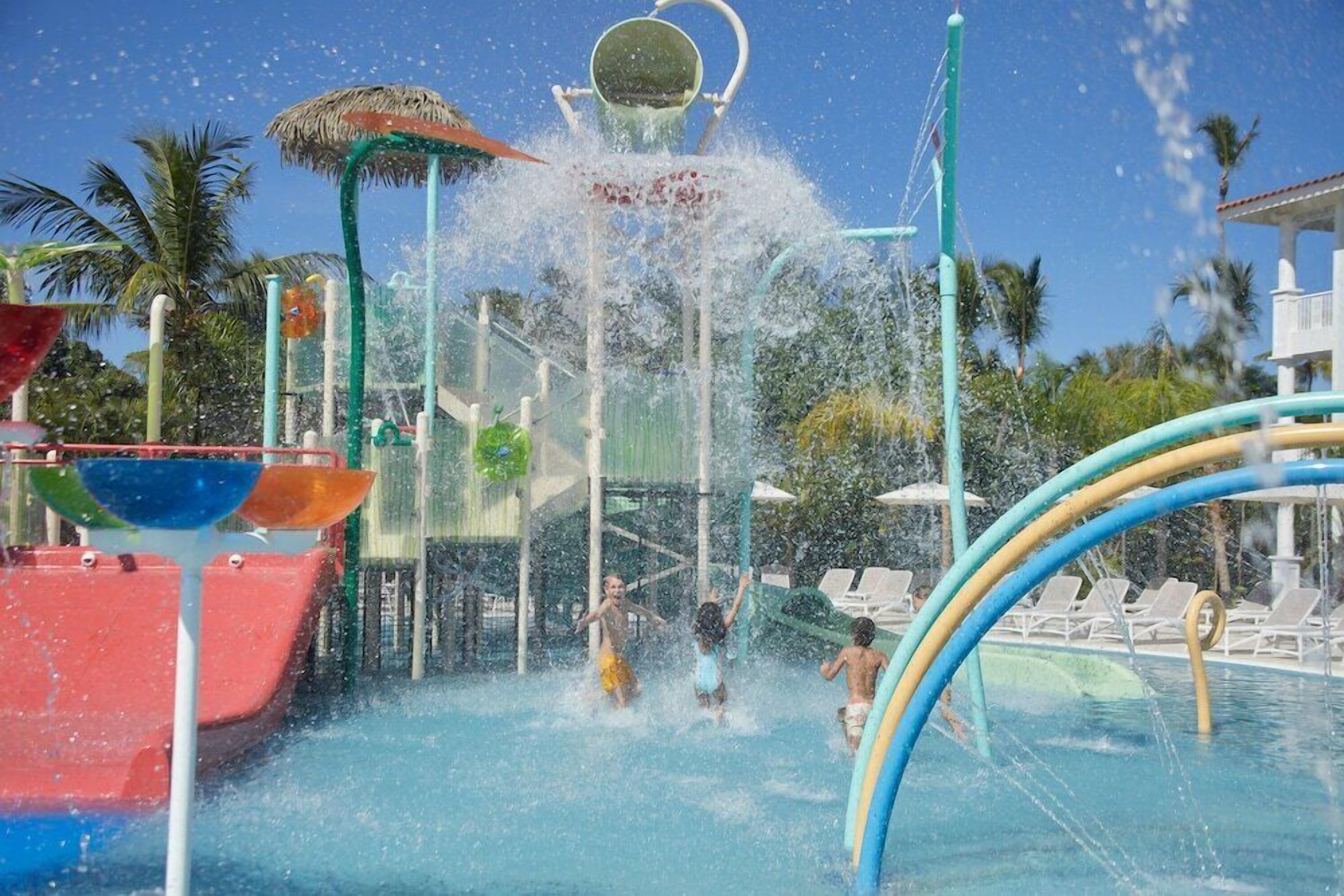 Un parc aquatique doté d’une grande fontaine, de toboggans et d’un espace piscine.