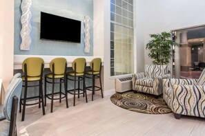Living area - Super 8 by Wyndham Mountain View (Mountain View)