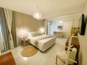 A modern hotel room with a large bed, bedside tables, a desk, and a chair. - Villa Mayor (Fortaleza)