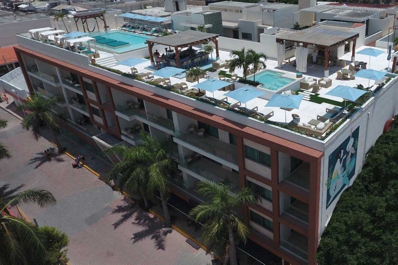 Un hôtel doté de plusieurs piscines, d’espaces extérieurs aménagés et d’une architecture moderne.