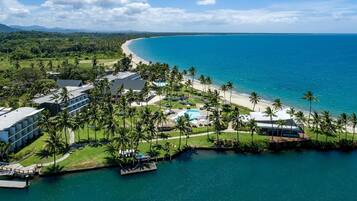 Un resort con piscina, playa y vista al océano.