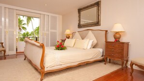 Una camera da letto con un letto, comodini, uno specchio e vista sull'esterno.