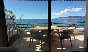 Outdoor dining - A CONTEMPORARY ELEGANCE, PREMIUM COMFORT LOCATED ON BOULEVARD DE LA CROISETTE (Cannes)