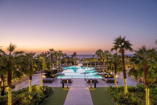 Outdoor pool - Banyan Tree Dubai (Dubai)