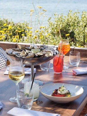 Outdoor dining - Hotel Les Mouettes (Larmor-Plage)