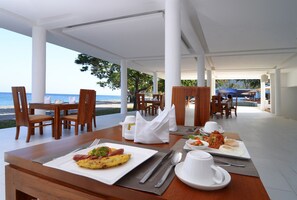 Outdoor dining - Living Asia Resort and Spa (Senggigi)
