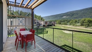 Outdoor dining - Le Village des Oiseaux (Motz)