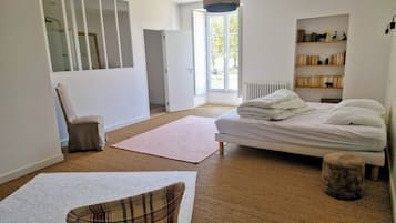 Een strijkplank/strijkijzer, wifi, beddengoed
