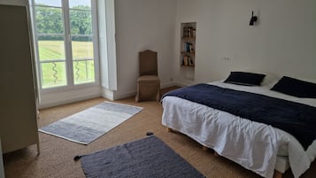 3 slaapkamers, een strijkplank/strijkijzer, wifi, beddengoed