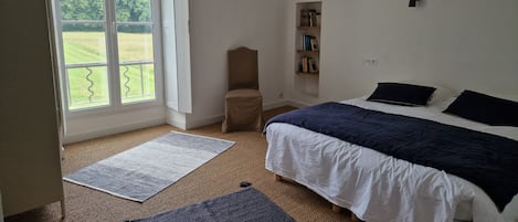 3 chambres, fer et planche à repasser, Wi-Fi, draps fournis