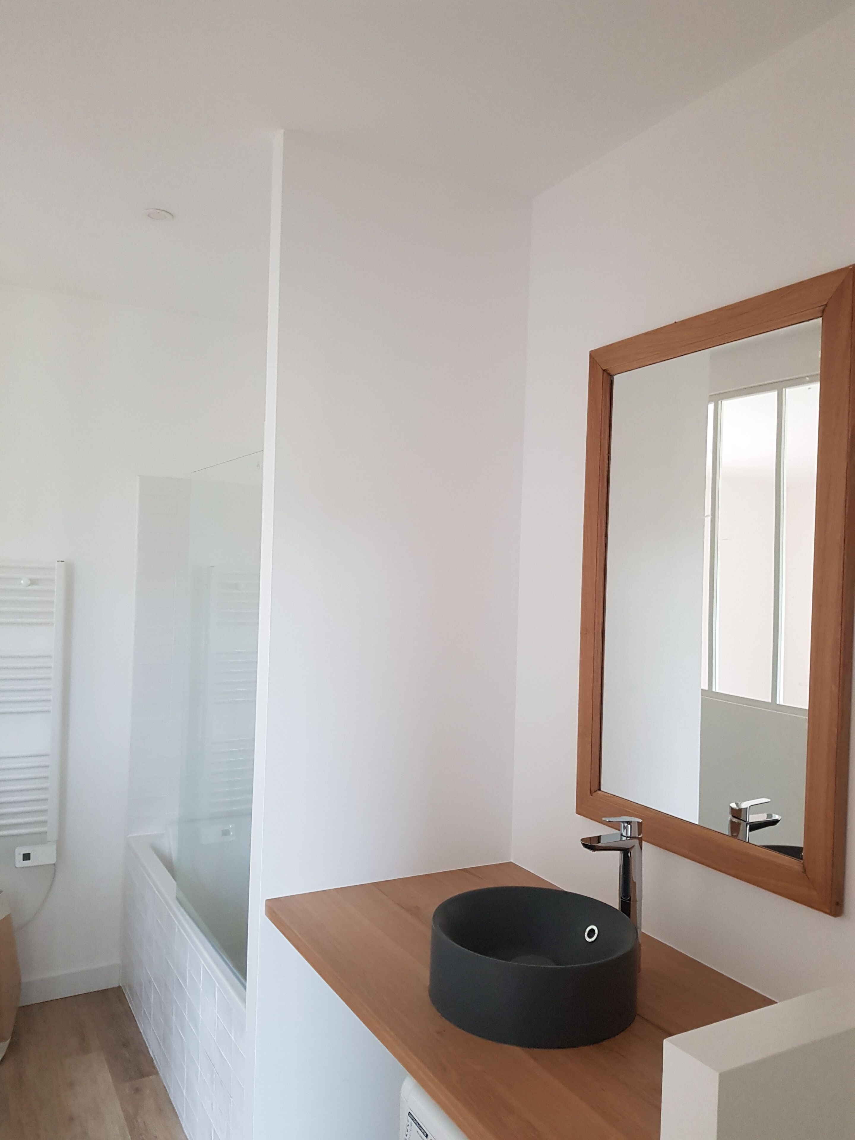 Een douche, een haardroger, handdoeken, zeep