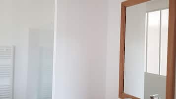 Een douche, een haardroger, handdoeken, zeep