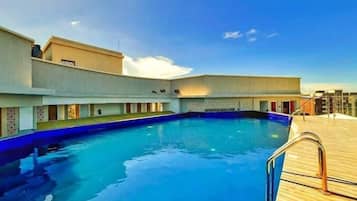 Una piscina al aire libre
