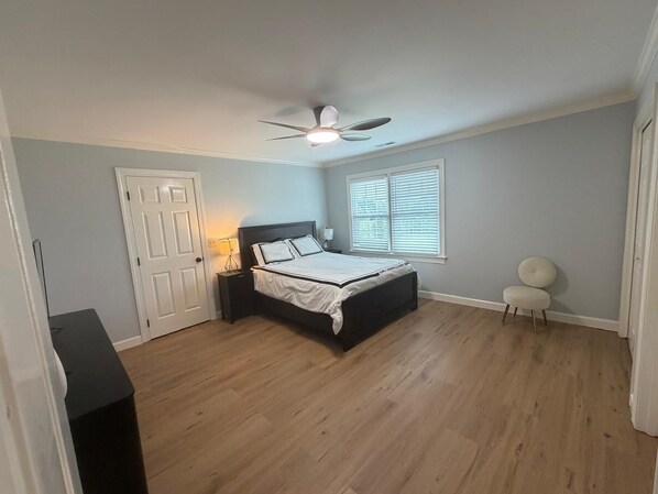 5 habitaciones, tabla de planchar con plancha y wifi