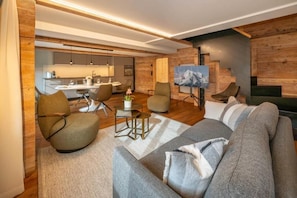 Apartamento, sacada, vista para a cidade | Área de estar