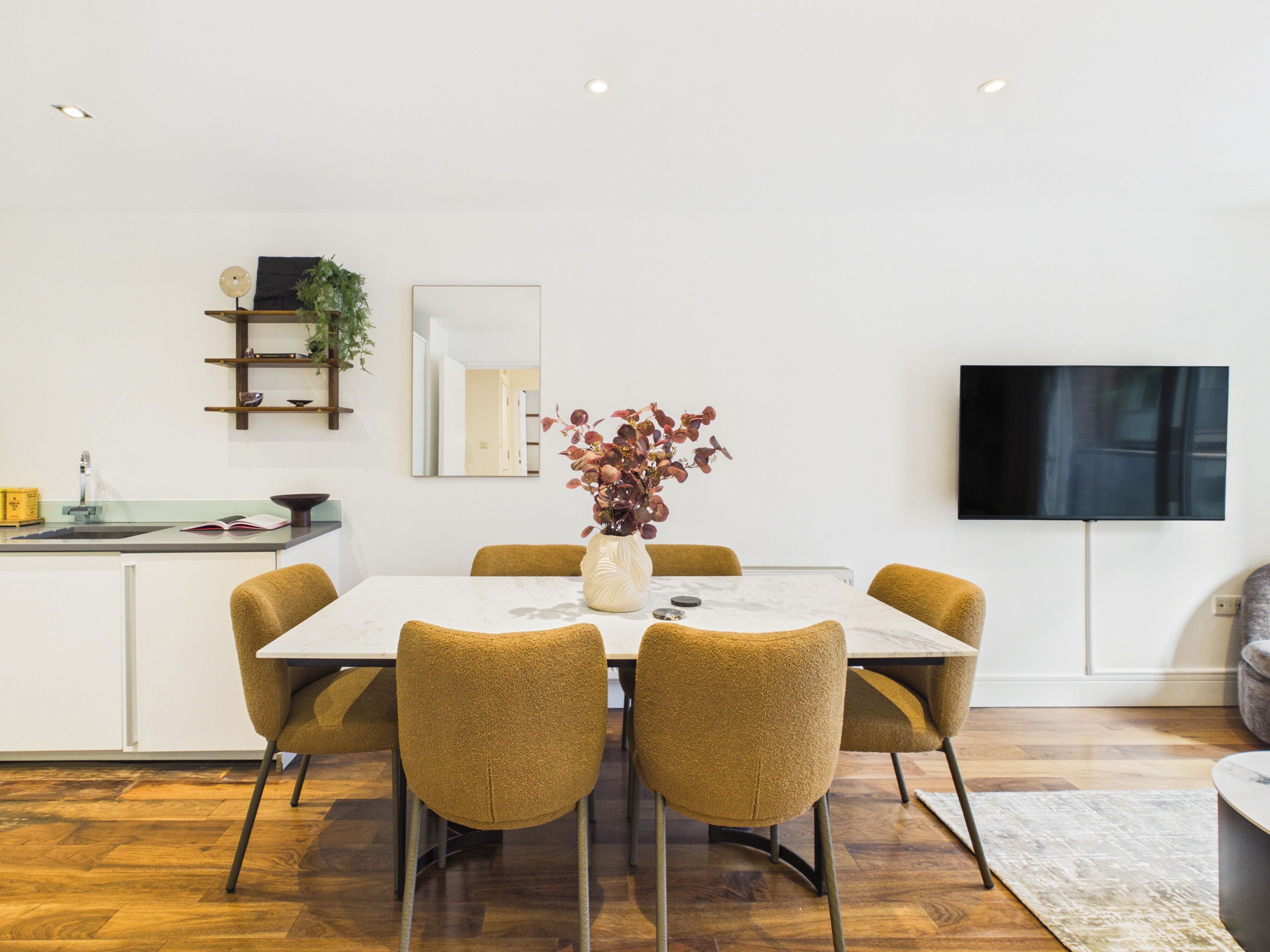 Apartamento clássico, 2 quartos, cozinha | Espaço de trabalho para notebook, cortinas blackout