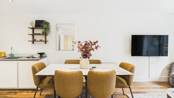 Apartamento clássico, 2 quartos, cozinha | Espaço de trabalho para notebook, cortinas blackout