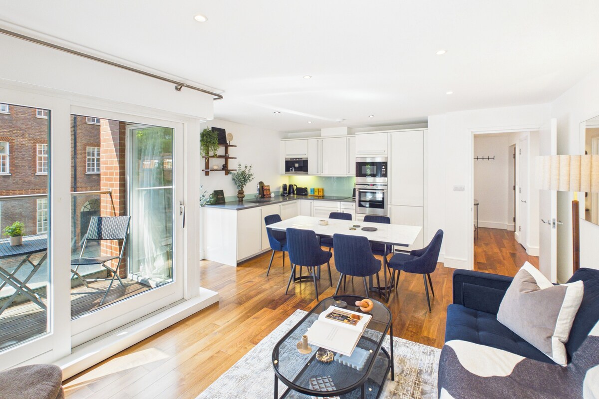 Um apartamento moderno com sala de jantar, cozinha e área de estar.