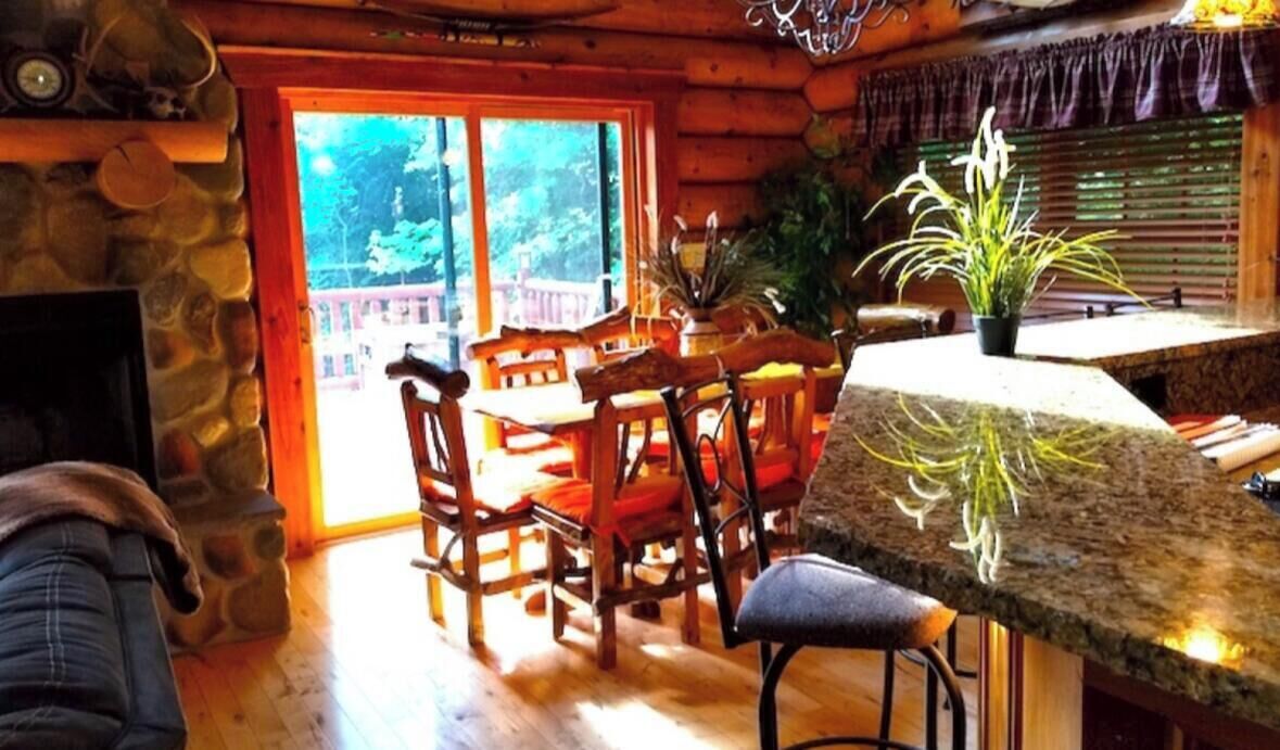 Paint Creek Lodge 5 Bedroom A-frame Cabin W/ Hot Tub And Xl Swimming Pond - Iowa