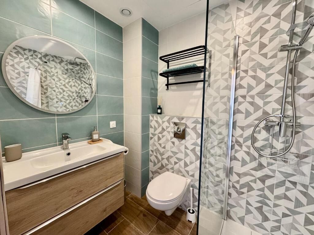 Douche, articles de toilette écologiques, sèche-cheveux