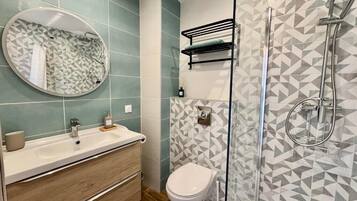 Douche, articles de toilette écologiques, sèche-cheveux