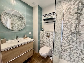 Shower, eco-friendly toiletries, hair dryer, towels